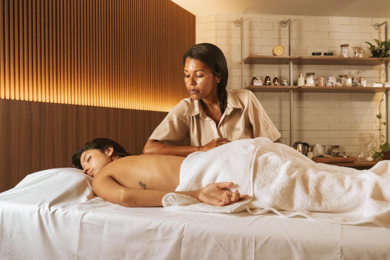 Ba'Ra Hotel João Pessoa Exterior foto A massage therapist treating a patient